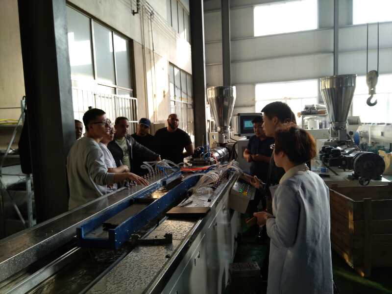 Customers come to visit our factory